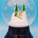 Handgefertigte Schneekugel Schifahrer + Haus mit Zaun