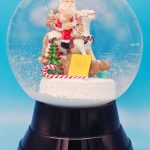 Handgefertigte Schneekugel Schaukelpferd Santa