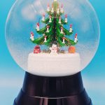 Handgefertigte Schneekugel Christbaum mit Geschenke
