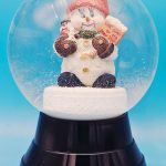 Handgefertigte Schneekugel Schneemann mit roter Mütze